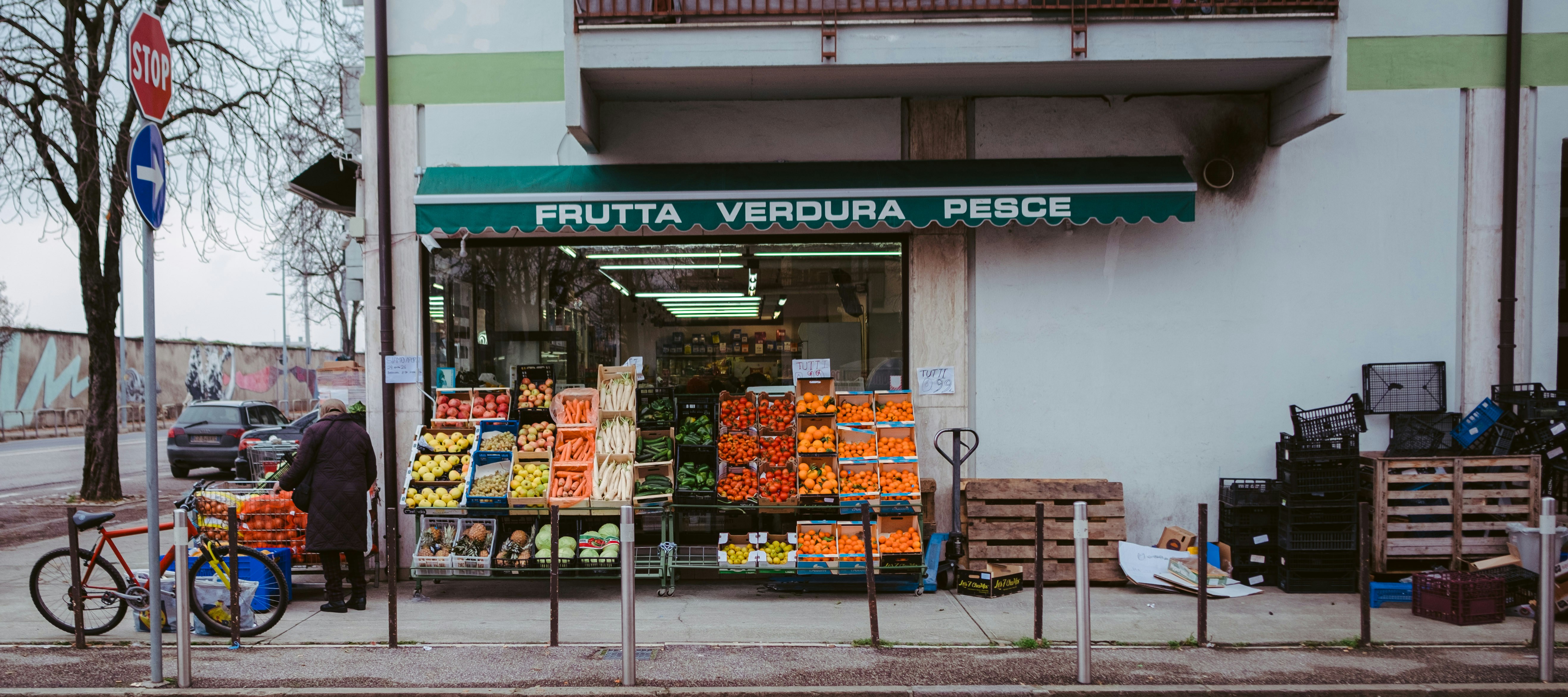 Инфографика с 5 шагами плана внедрения, показанная на фоне графика роста точности прогнозов и снижения уровня списаний