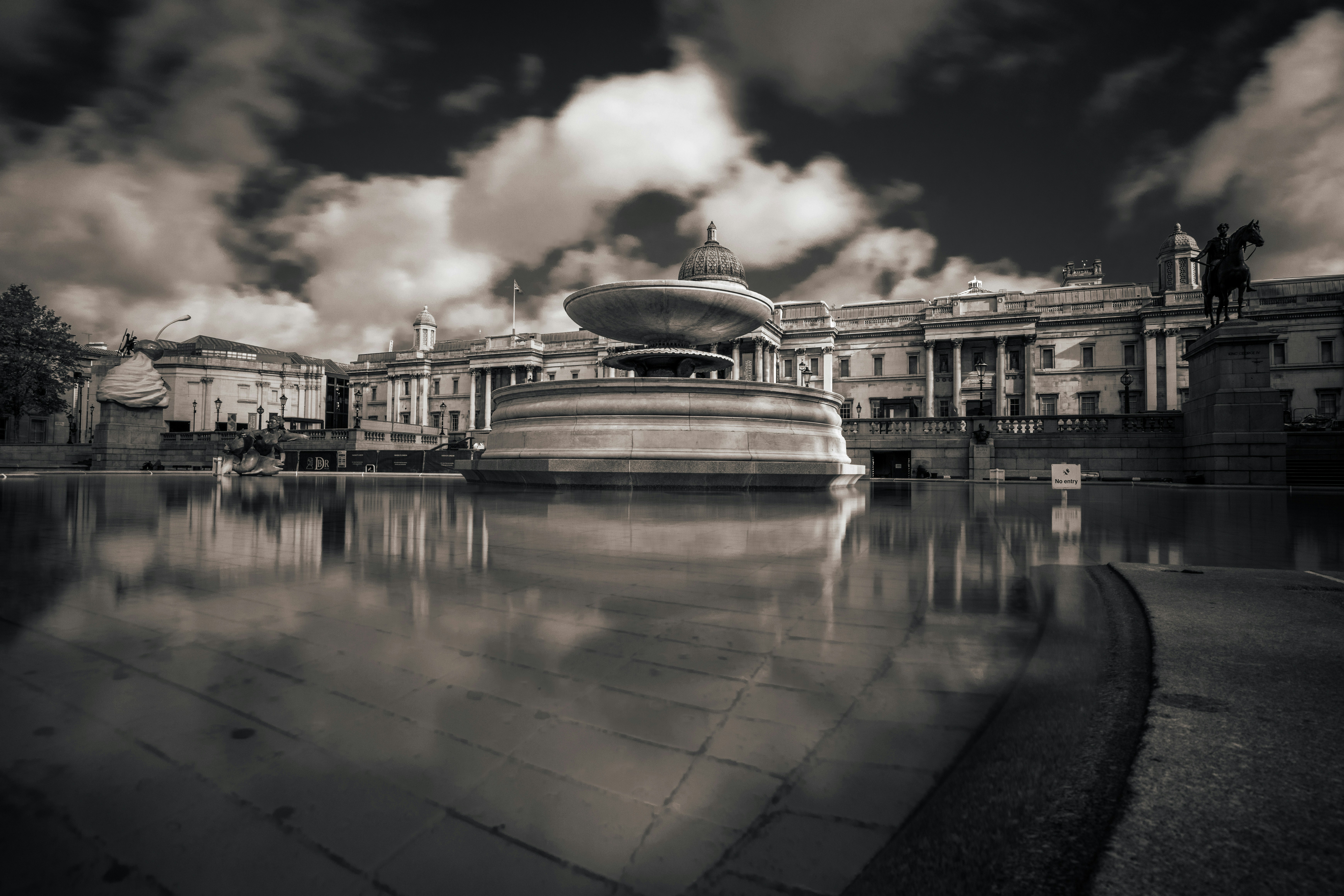 Une sculpture anti-colonialiste exposée à Trafalgar Square à Londres