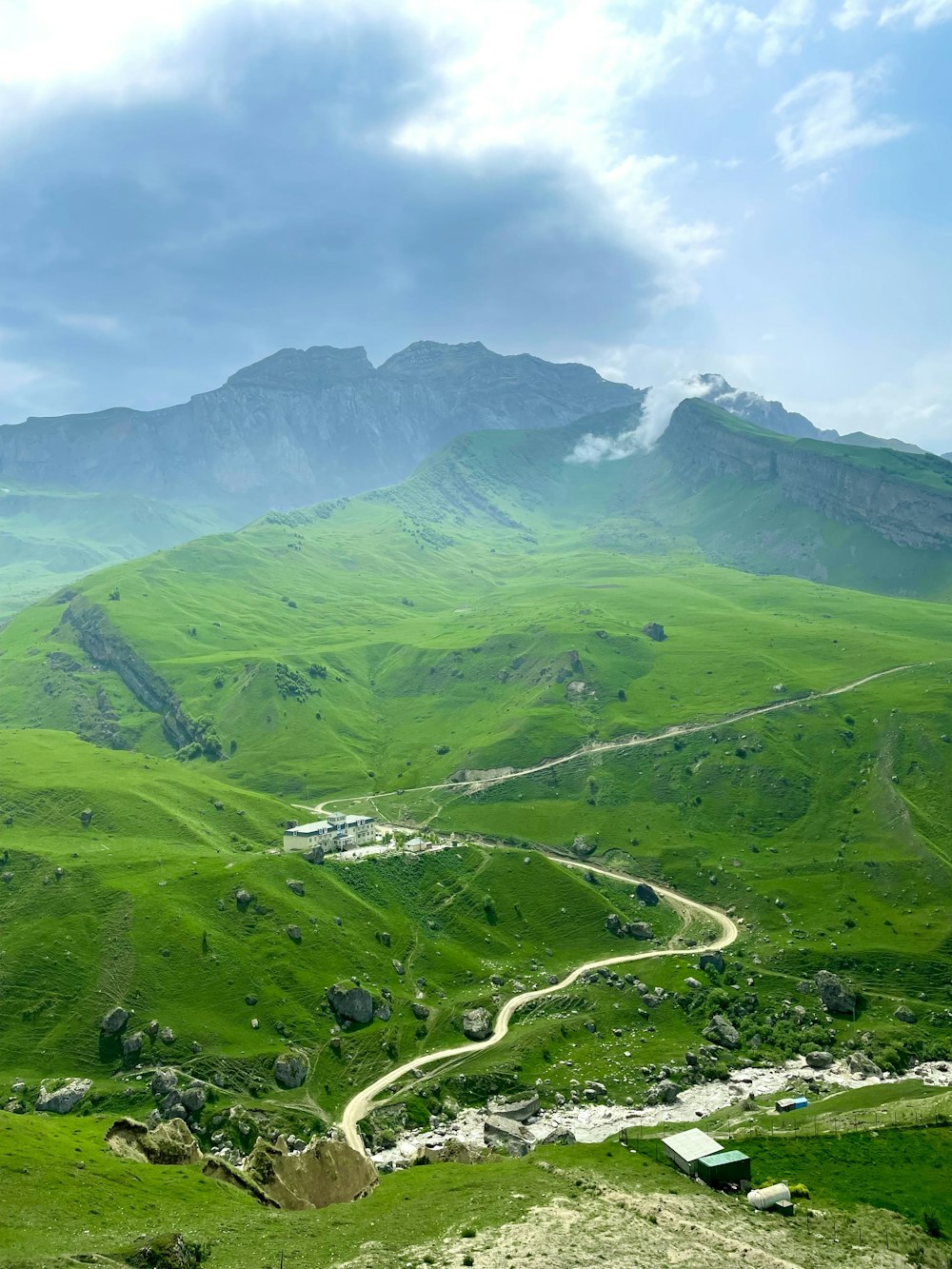 Montañas verdes bajo el cielo azul durante el día