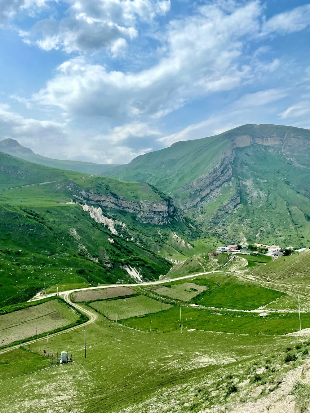 Montañas verdes bajo el cielo azul durante el día