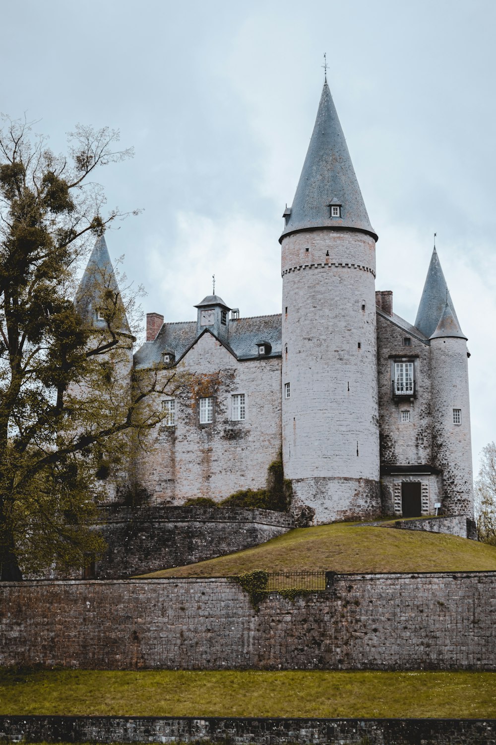 castillo de hormigón gris en campo de hierba verde