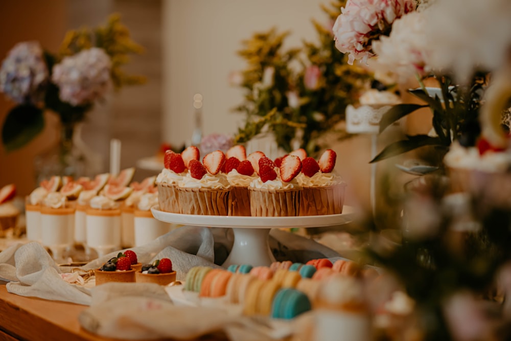 rote und weiße Cupcakes auf weißem Tablett