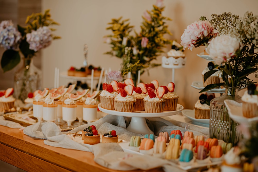 cupcakes na bandeja de cerâmica branca