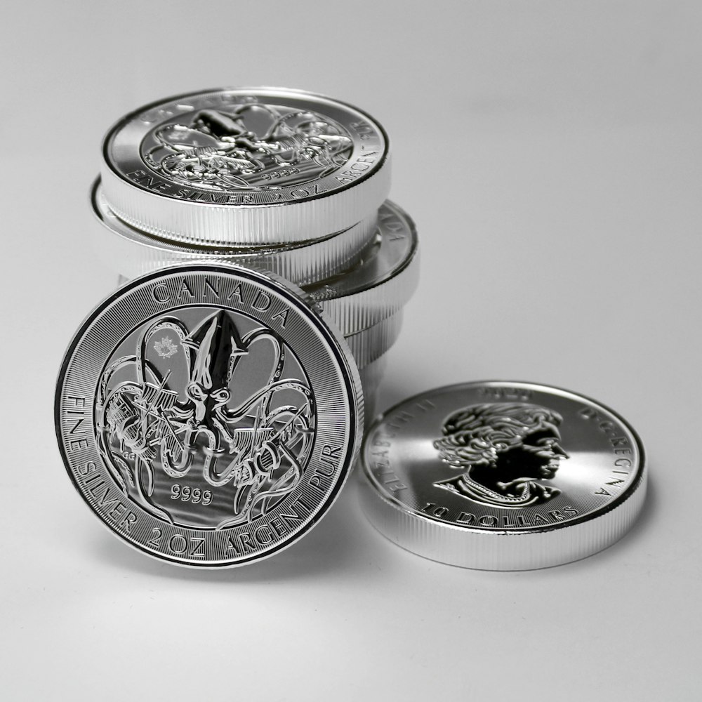 moedas redondas de prata e ouro