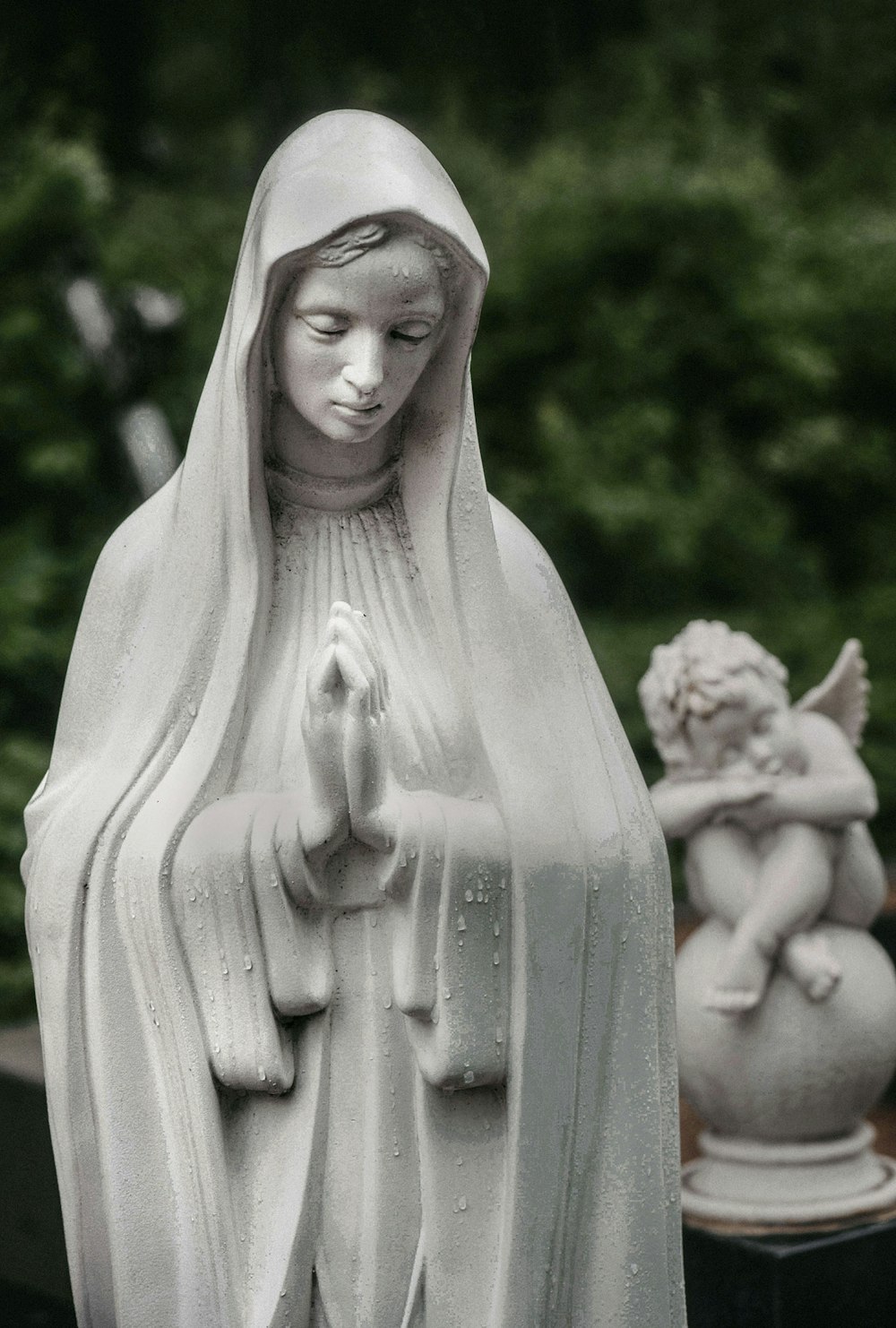 Estatua del ángel blanco durante el día