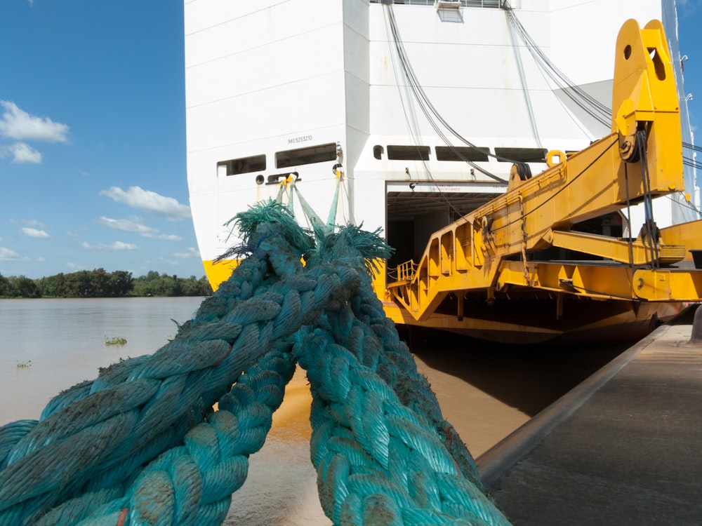 blaues und gelbes Segelboot auf Gewässern tagsüber