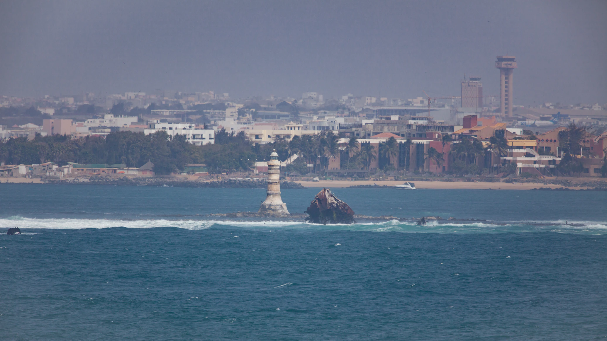 Côte de Dakar avec un phare et la ville en arrière-plan