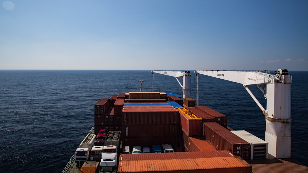 rotes und blaues Frachtschiff tagsüber auf See