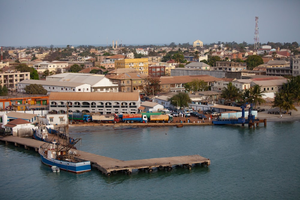 Bote blanco y azul en el agua cerca de las casas durante el día