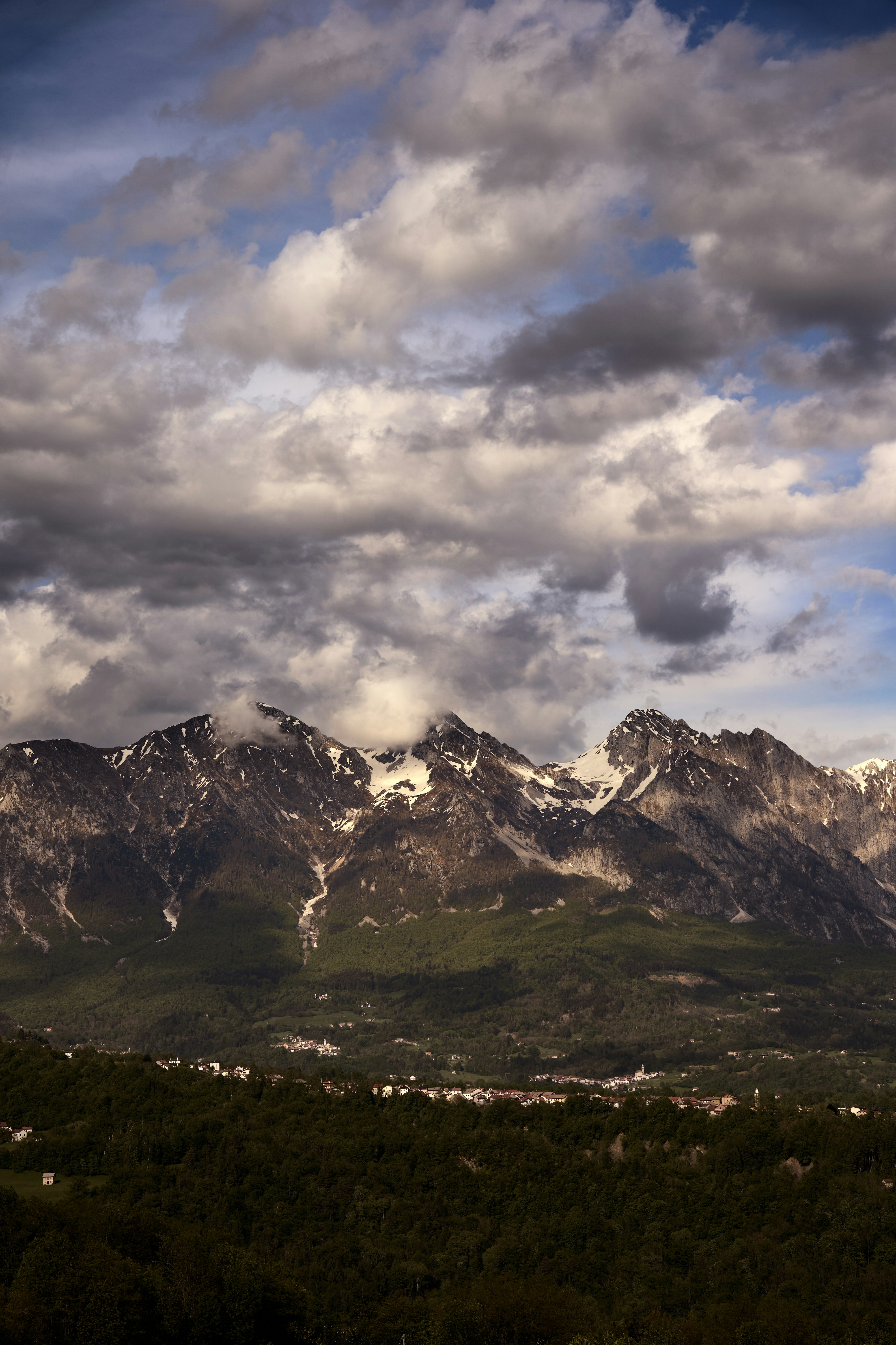 montagna innevata sotto il cielo nuvoloso durante il giorno