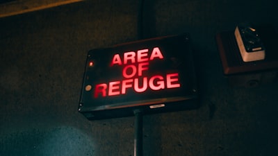 a sign that says area of refuge on it