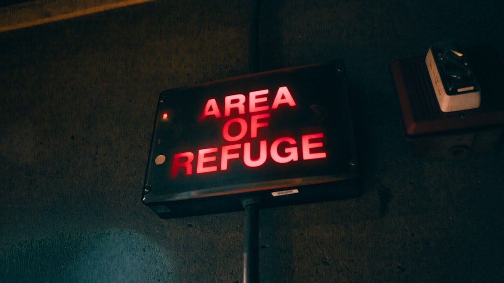 a sign that says area of refuge on it
