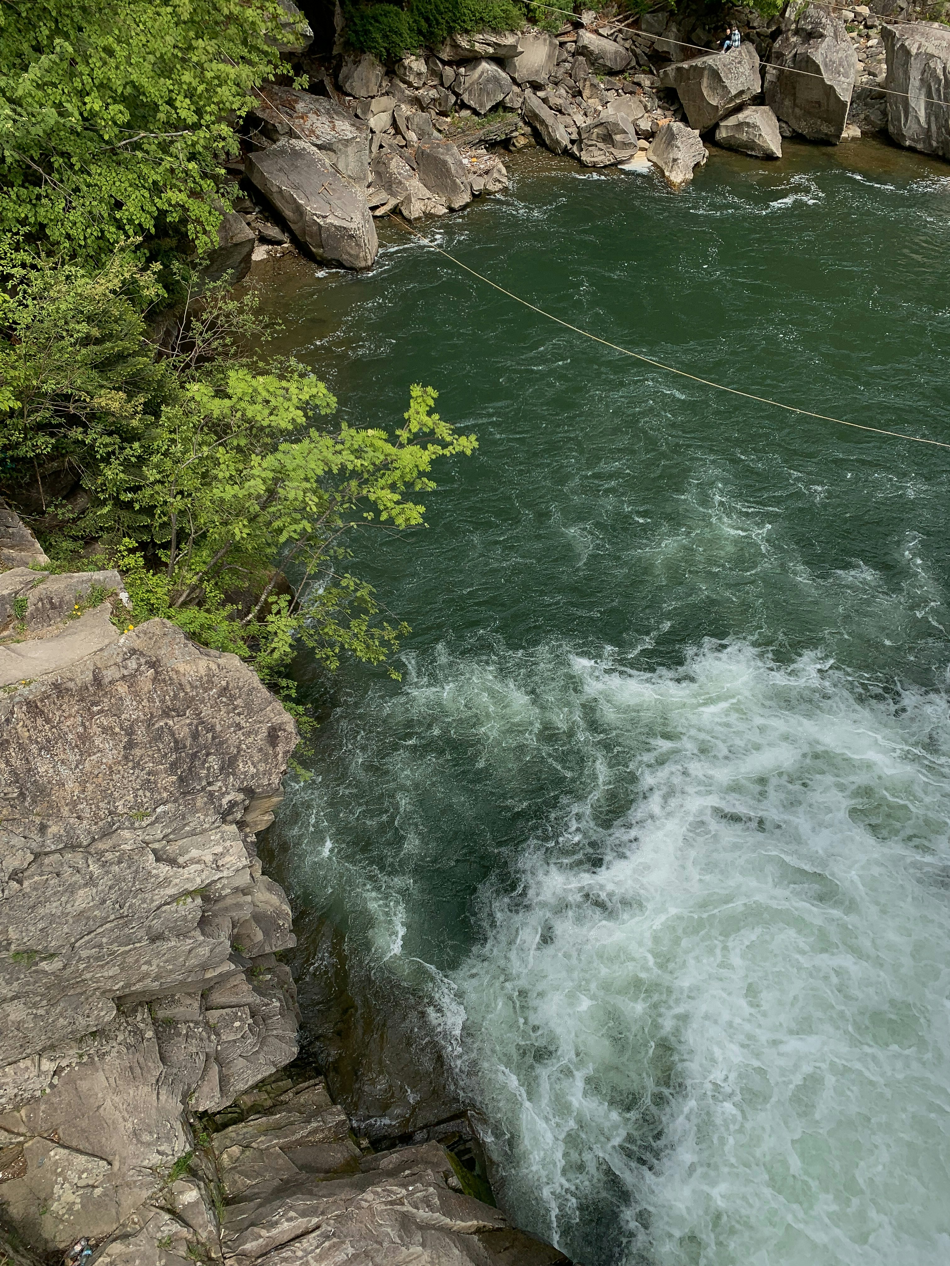 green water near brown rock