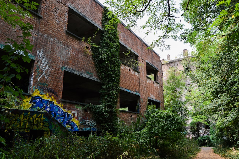 bâtiment en briques brunes près des arbres verts pendant la journée