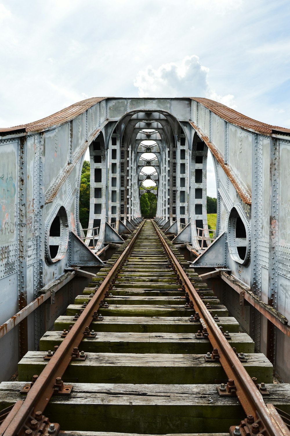 rail de train en bois brun pendant la journée