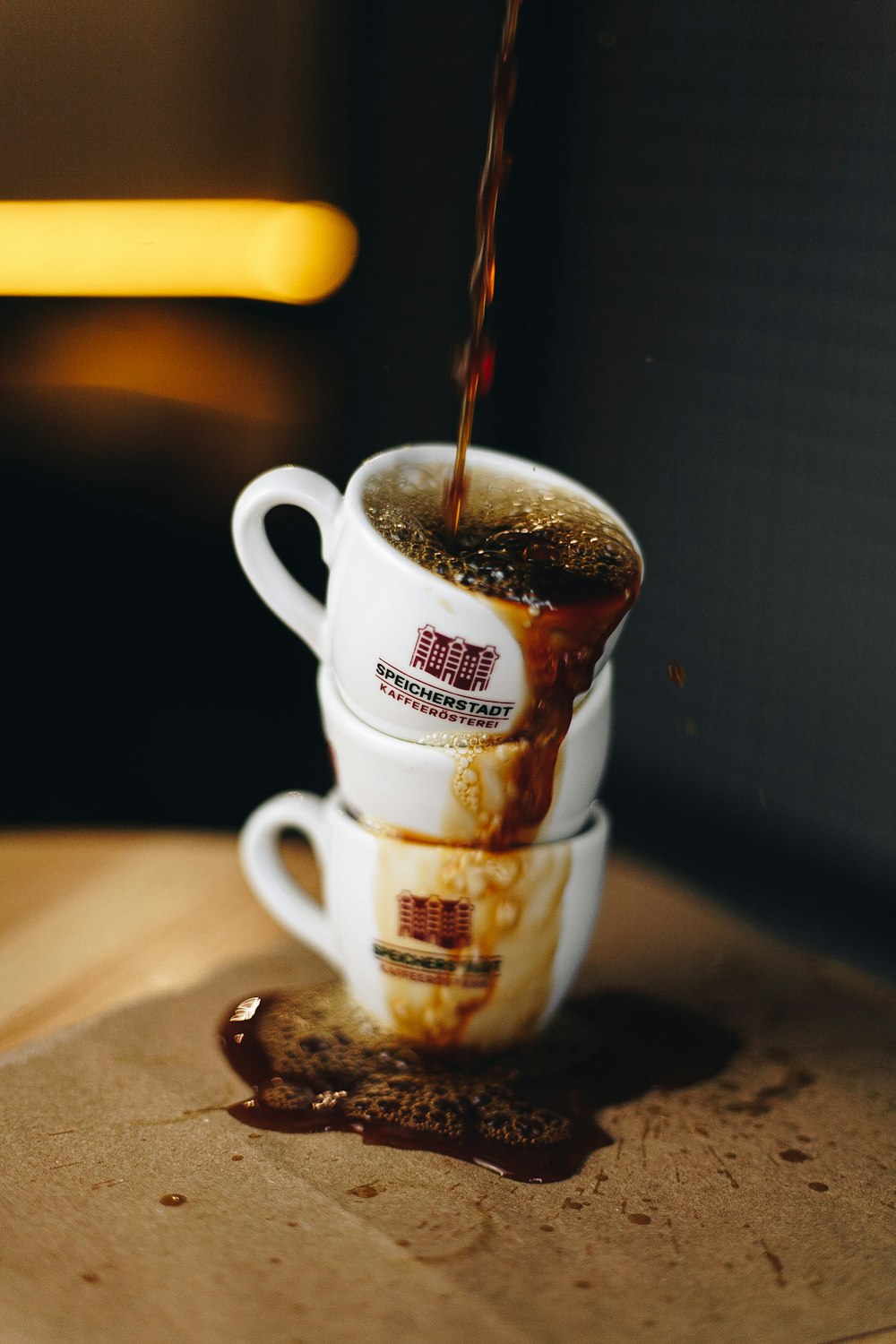 caneca de cerâmica branca com café