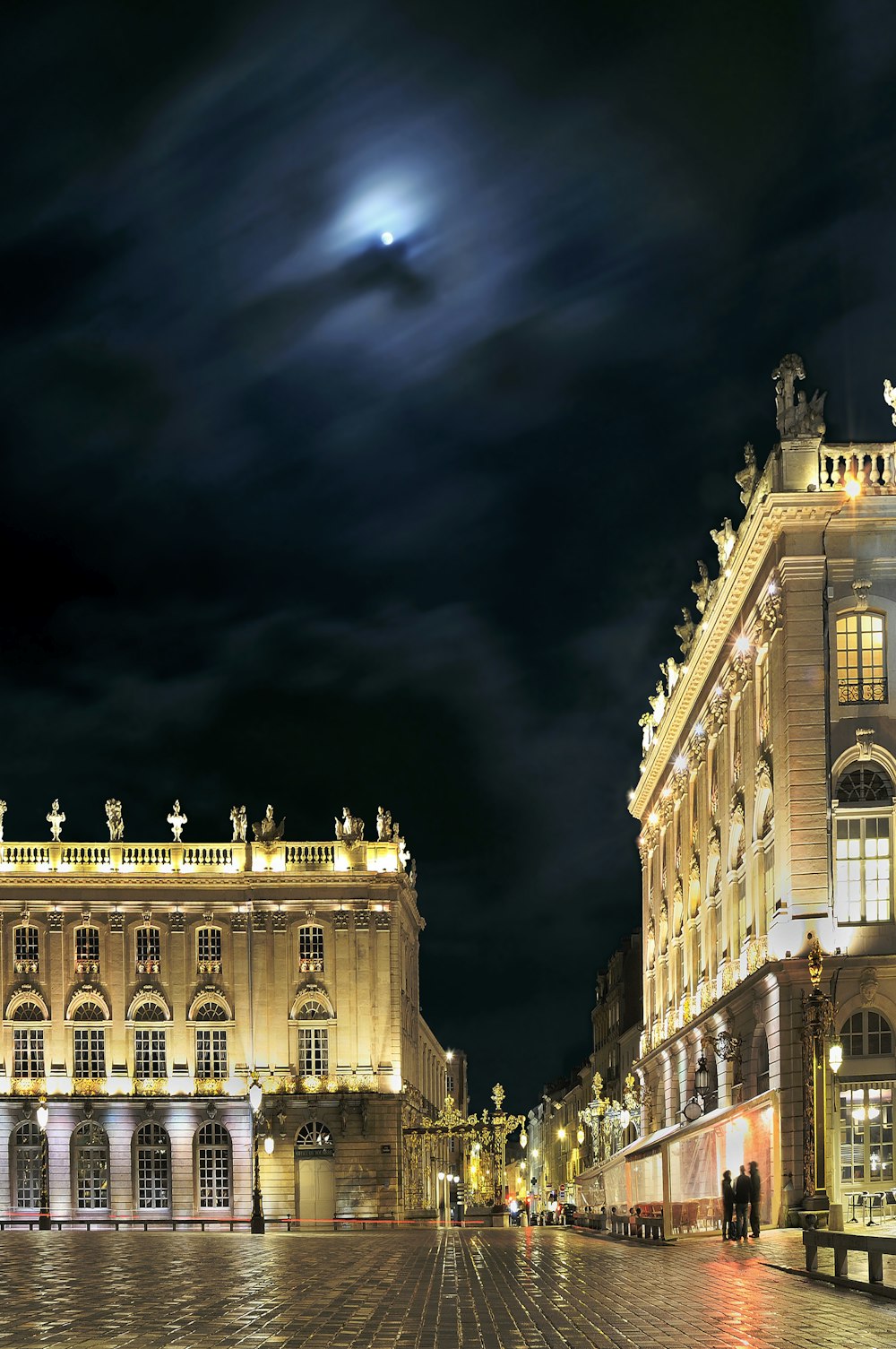 Weißes Betongebäude während der Nachtzeit