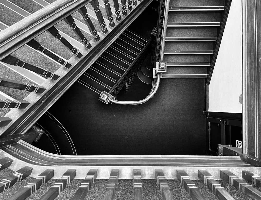 Photo en niveaux de gris de l’escalier en colimaçon