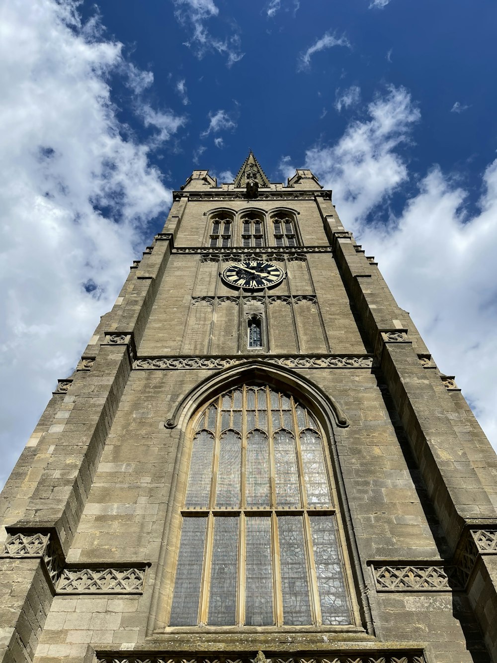 Bâtiment en béton brun sous le ciel bleu pendant la journée