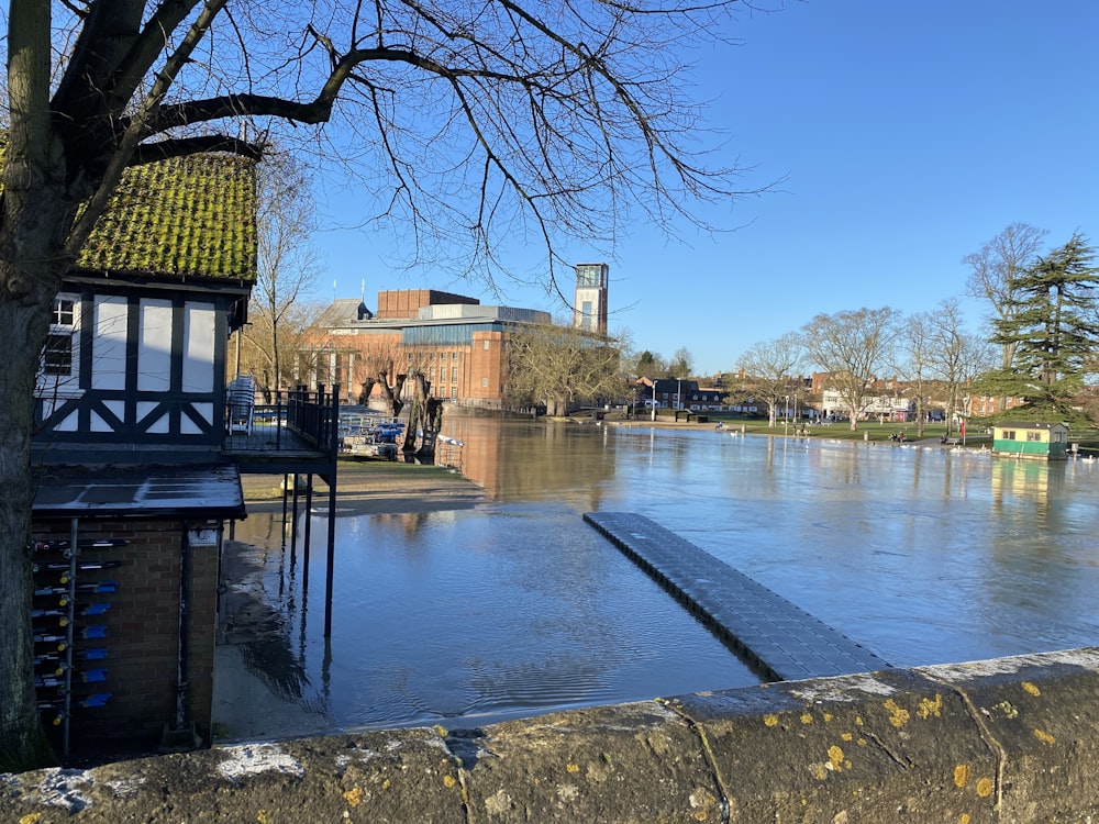 edificio in cemento marrone vicino allo specchio d'acqua durante il giorno