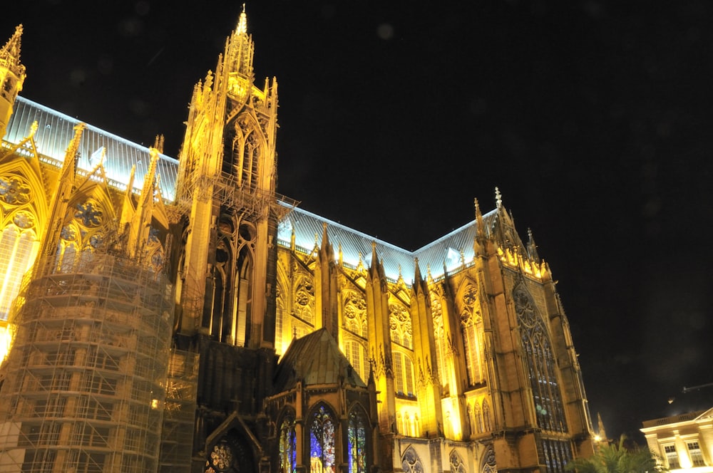 edifício iluminado amarelo e azul durante a noite