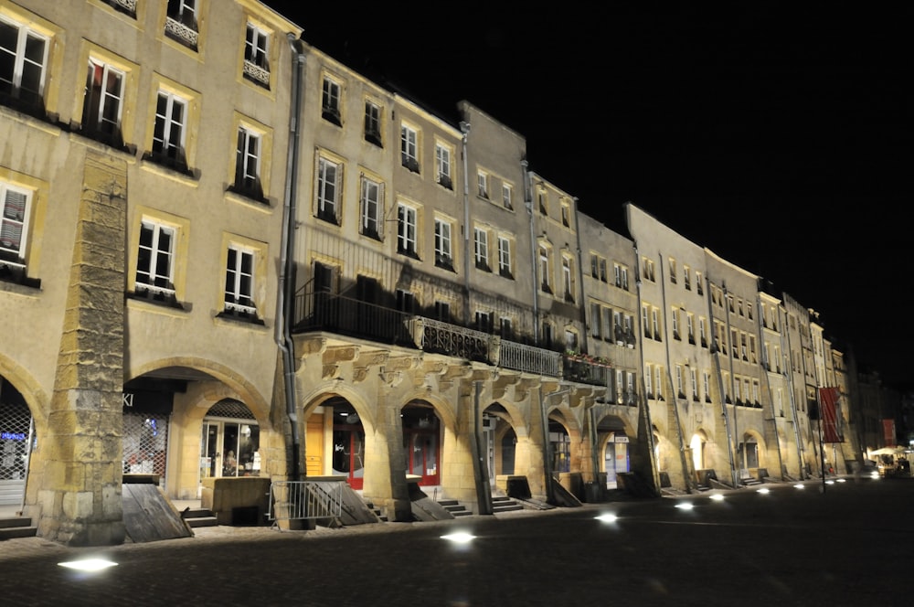 Edificio de hormigón beige durante la noche