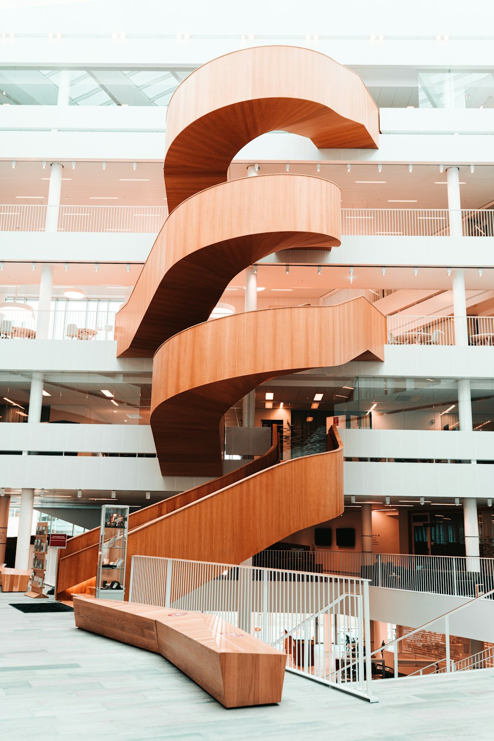 Escalera de caracol blanca y marrón