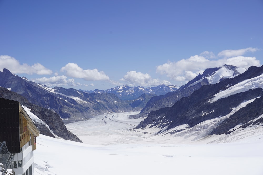 montagna coperta di neve sotto il cielo blu durante il giorno