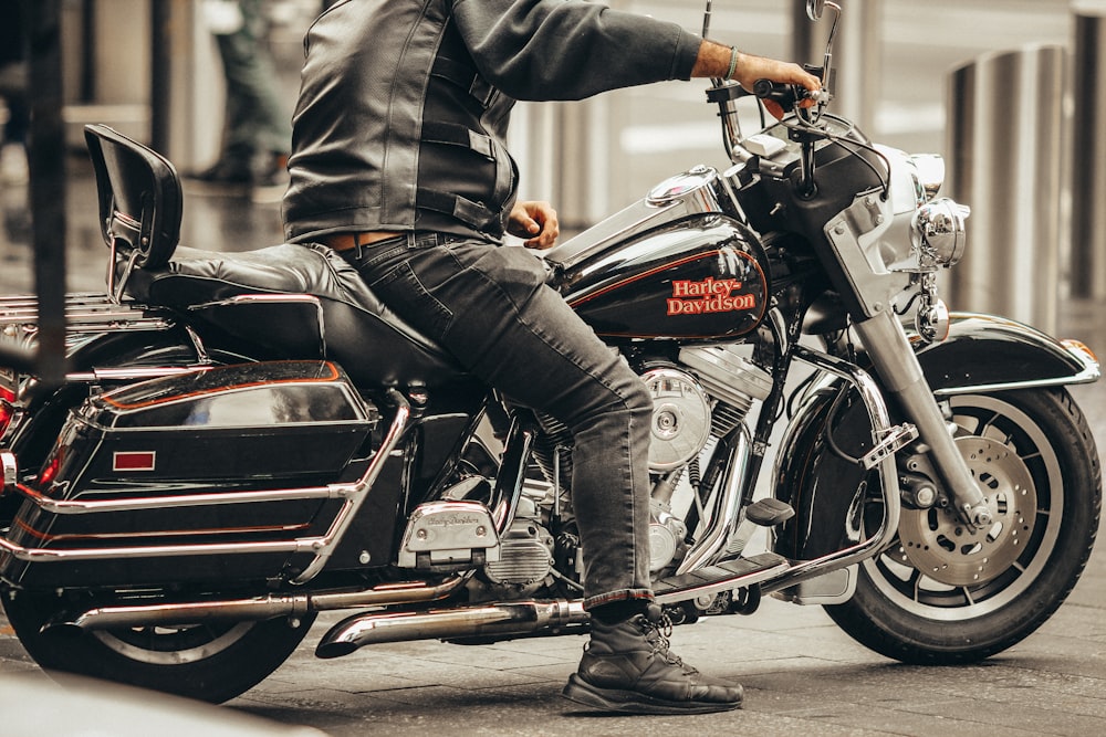 Foto de hombre con chaqueta de cuero negro montando una motocicleta de  crucero negra y roja – Imagen gratuita Harley davidson en Unsplash