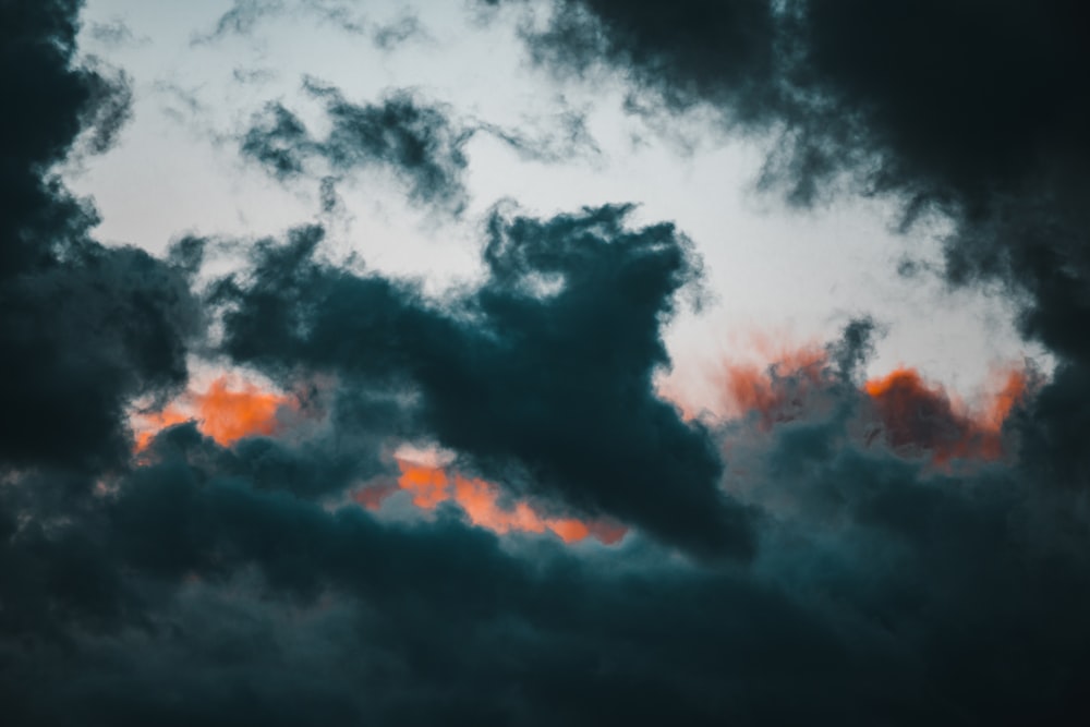 Nuages noirs et ciel bleu