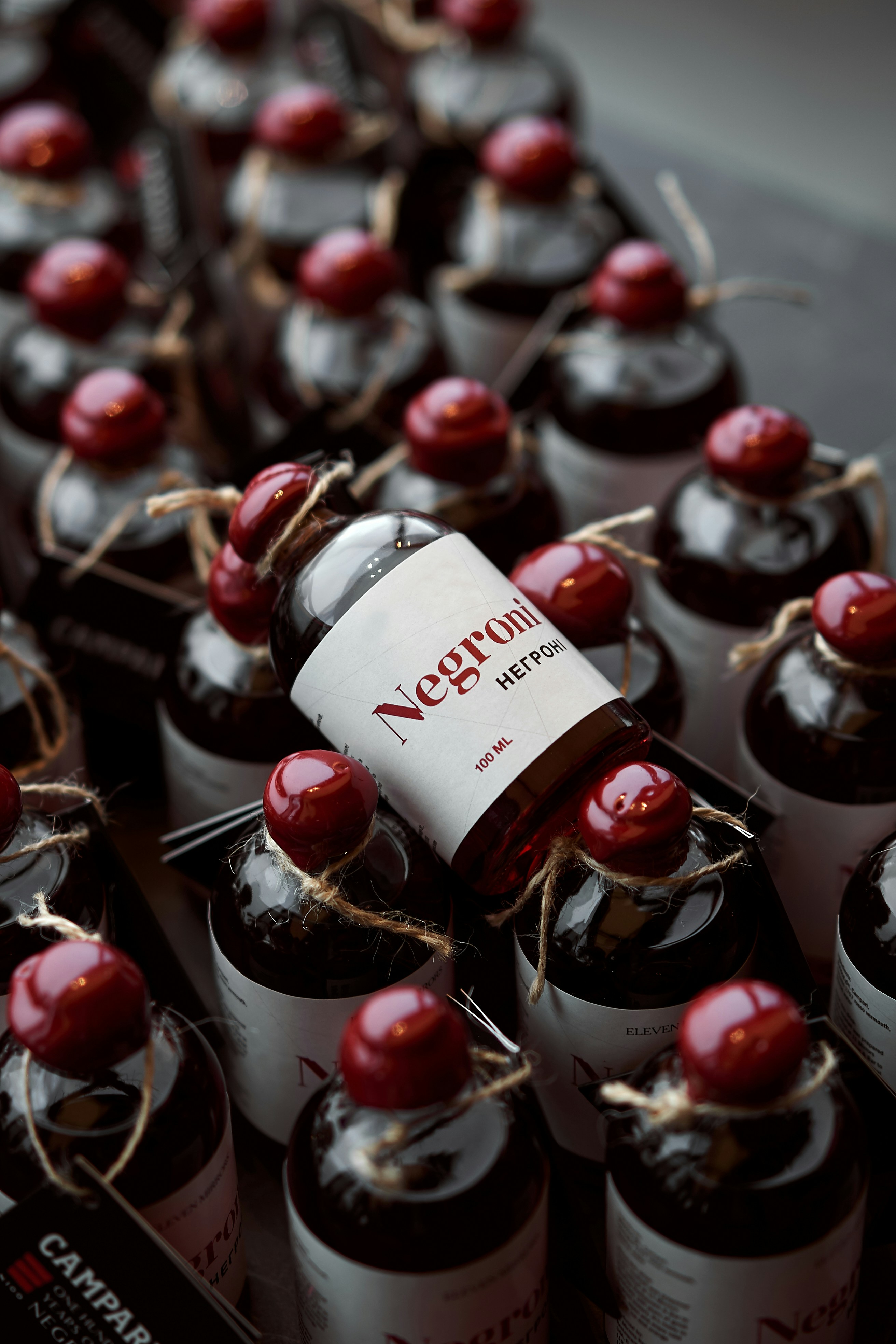 Botella con etiqueta roja y blanca