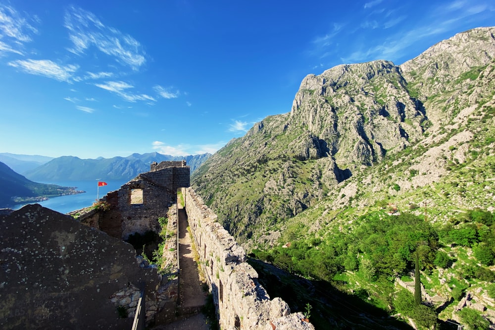 edificio in cemento marrone sulla cima della montagna durante il giorno