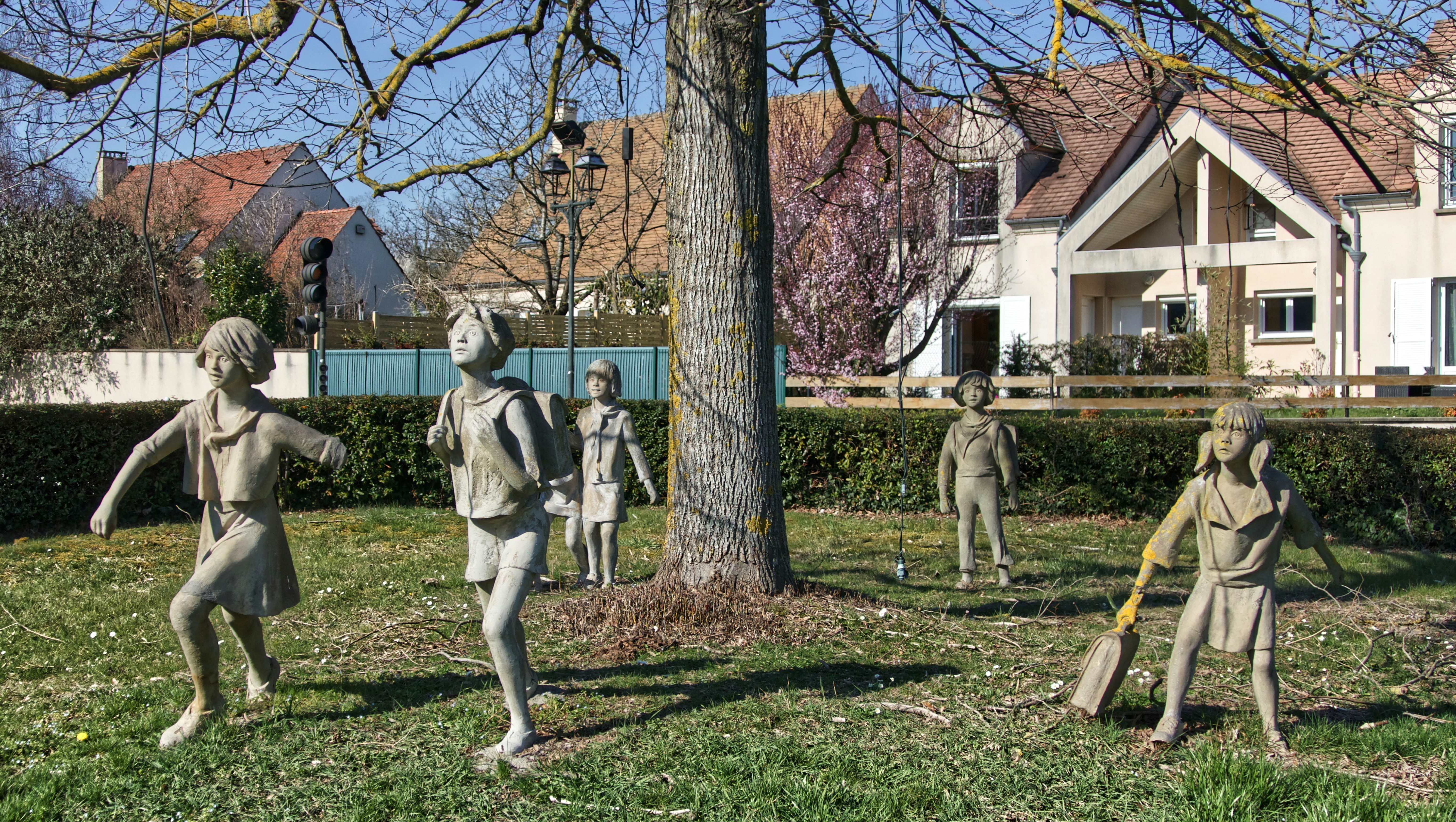 Sculptures, d'enfants sortant de l'école