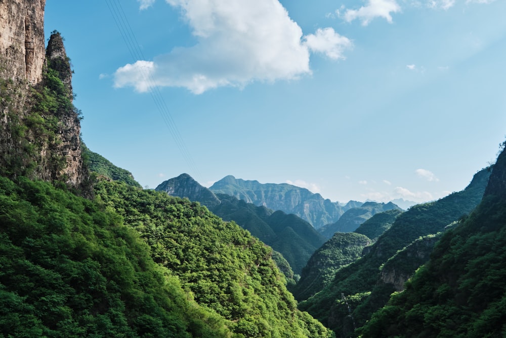 Grüne Berge unter blauem Himmel und weiße Wolken tagsüber