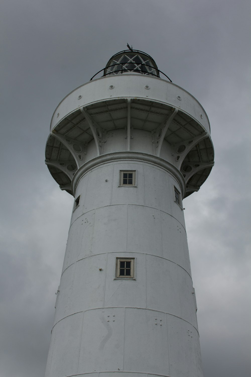 weißer und schwarzer Leuchtturm unter blauem Himmel tagsüber