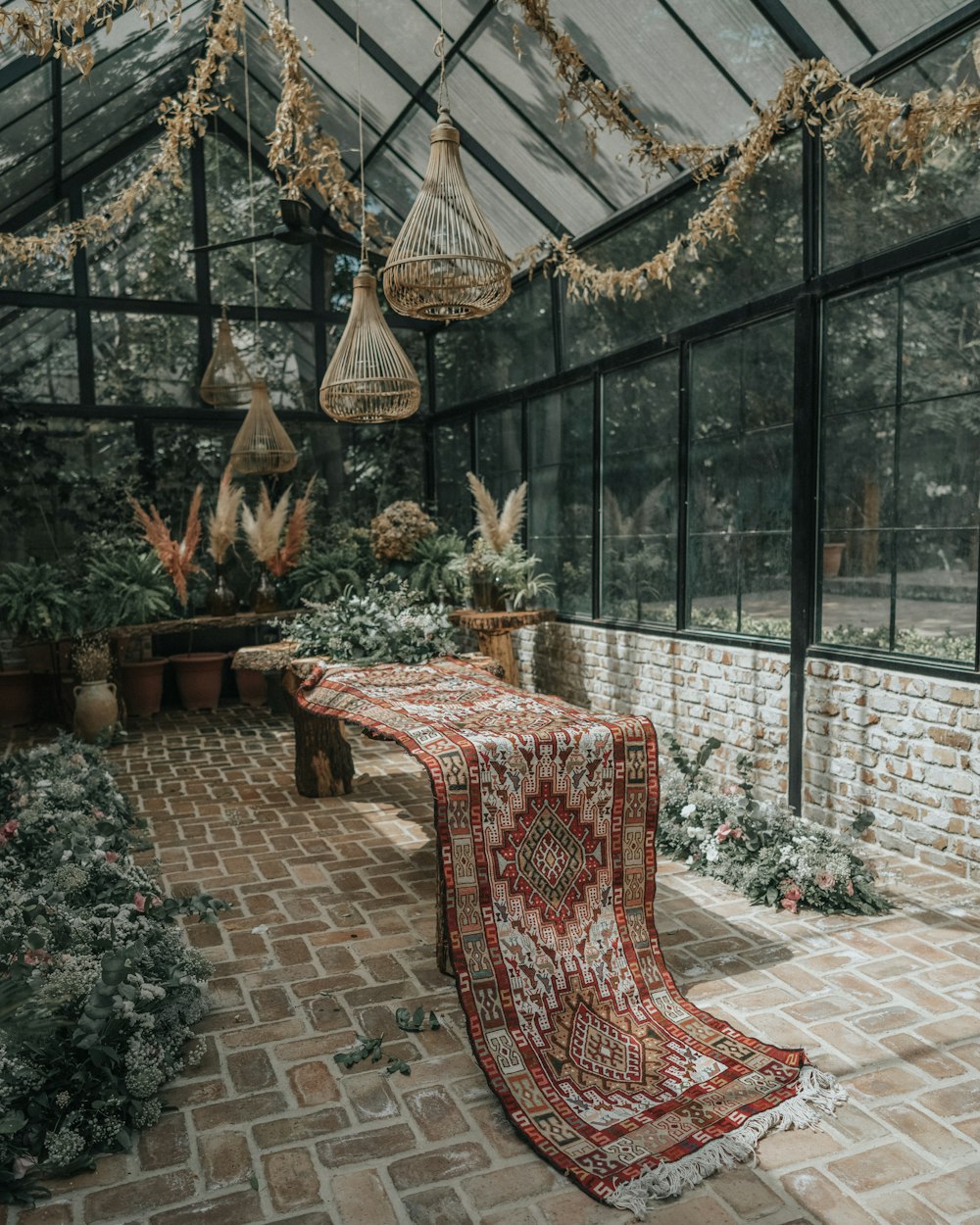 cadeiras e mesa de vime marrom com toalha de mesa vermelha e branca