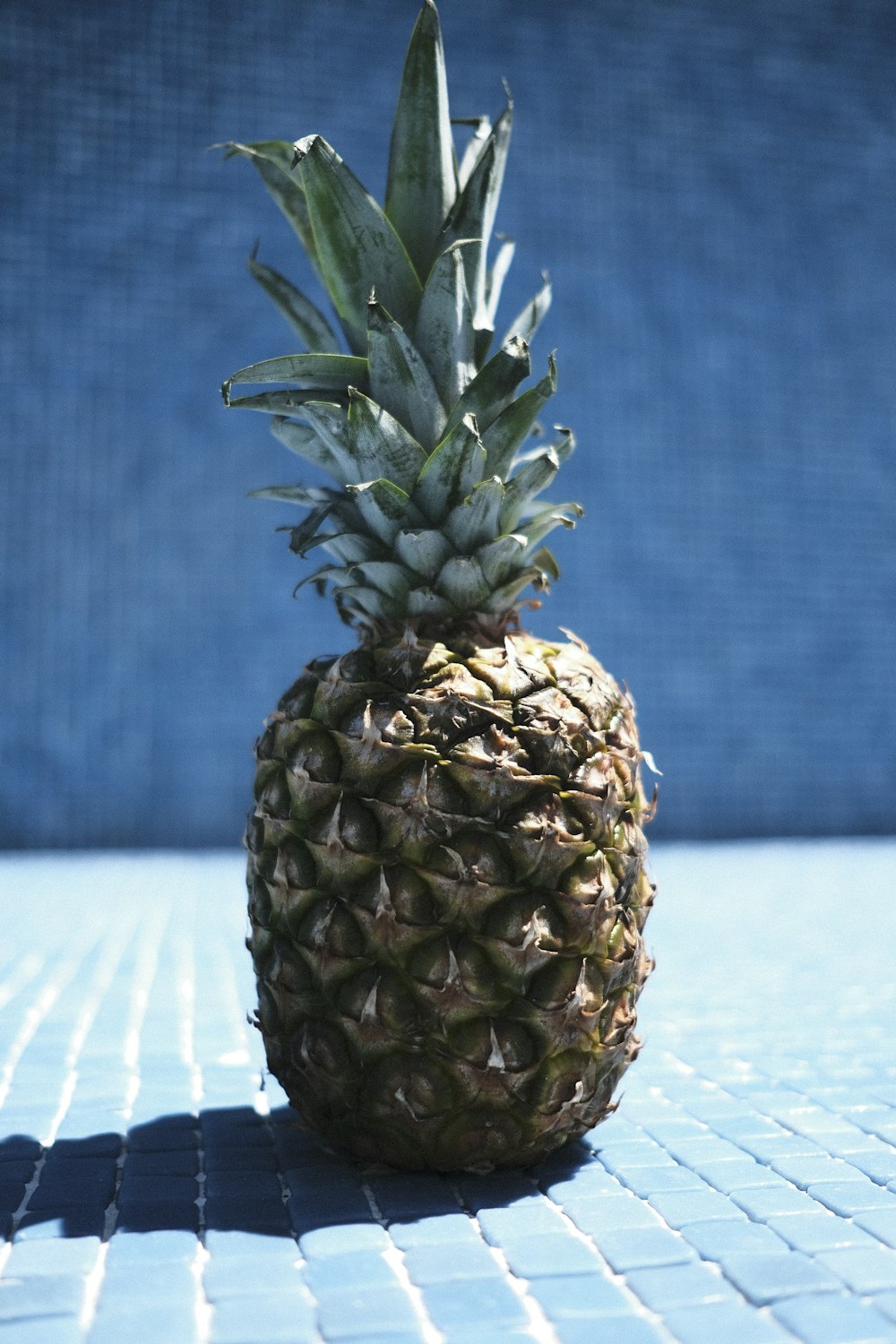 ananas fruit sur table blanche