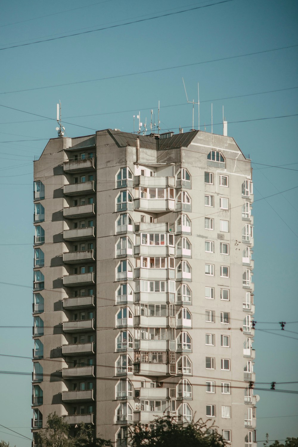 edificio in cemento marrone e bianco sotto il cielo blu durante il giorno