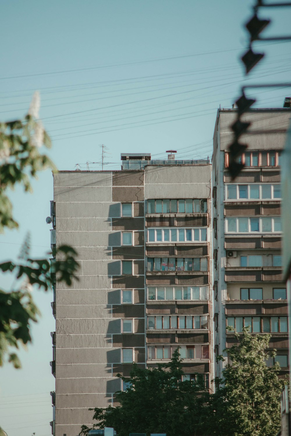 edificio in cemento marrone e bianco durante il giorno