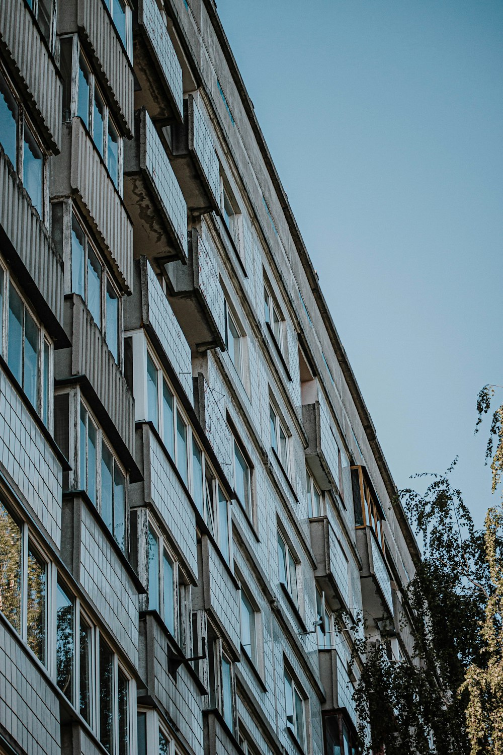 bâtiment en béton blanc pendant la journée