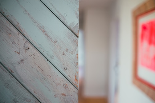 Innenansicht eines frisch renovierten Hauses mit hellen Holzböden und blauen Akzenten.