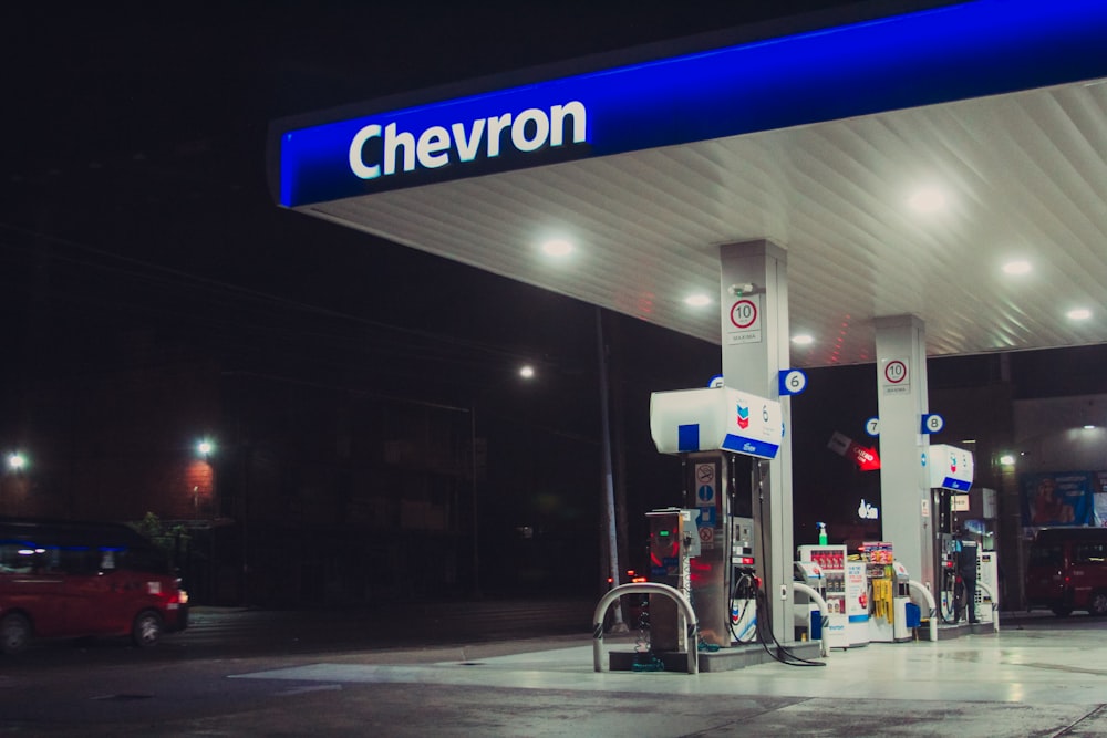 Eine Chevron-Tankstelle in der Nacht