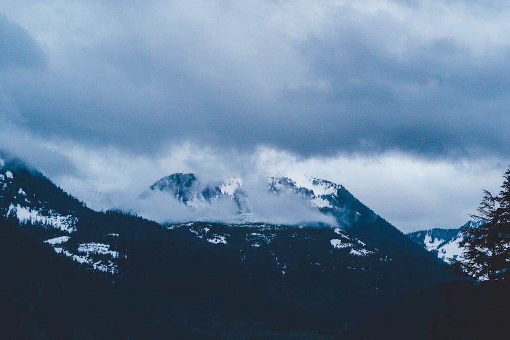 montagna in bianco e nero sotto nuvole bianche