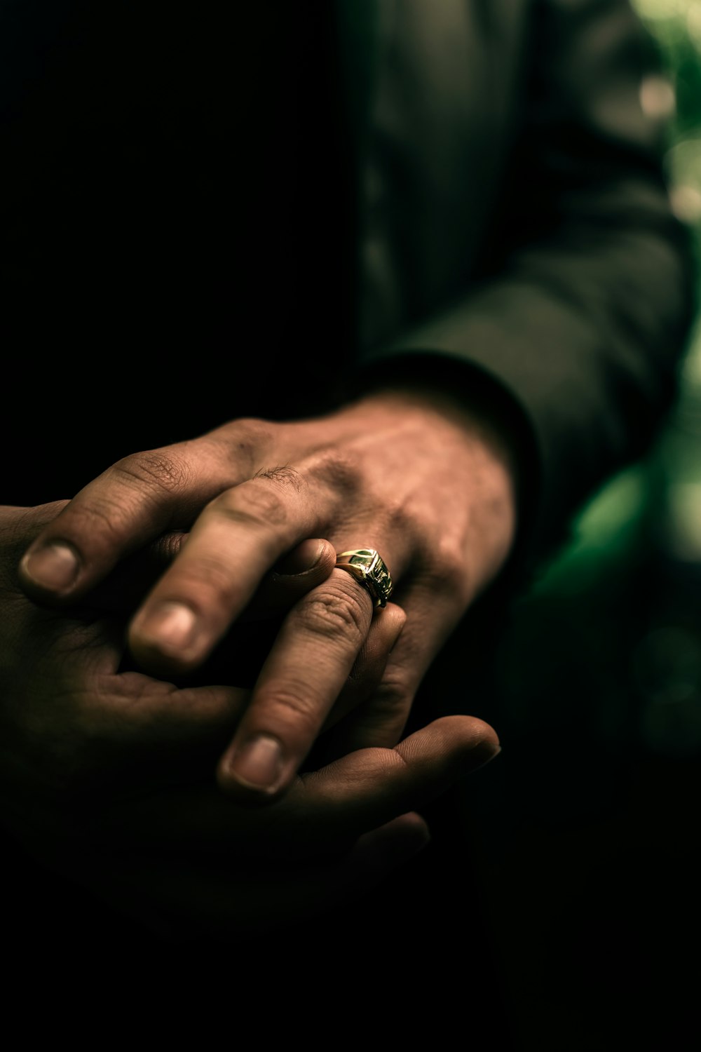 Foto de persona con anillo de diamantes de oro – Imagen gratuita Kontich  kazerne en Unsplash