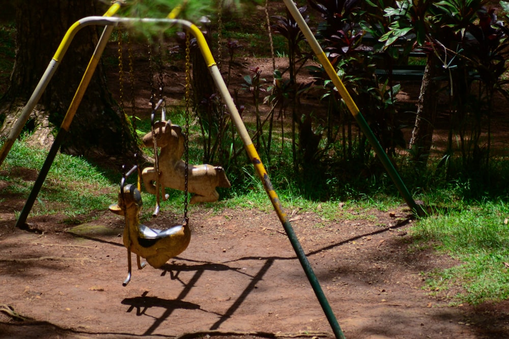 menina no balanço amarelo durante o dia