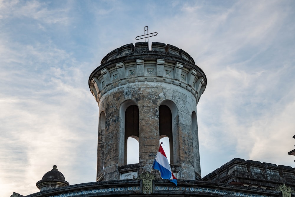 Bandera de nosotros A en la parte superior del edificio