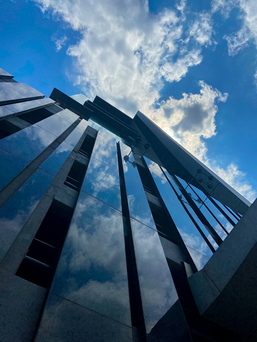 Graues Betongebäude unter blauem Himmel tagsüber