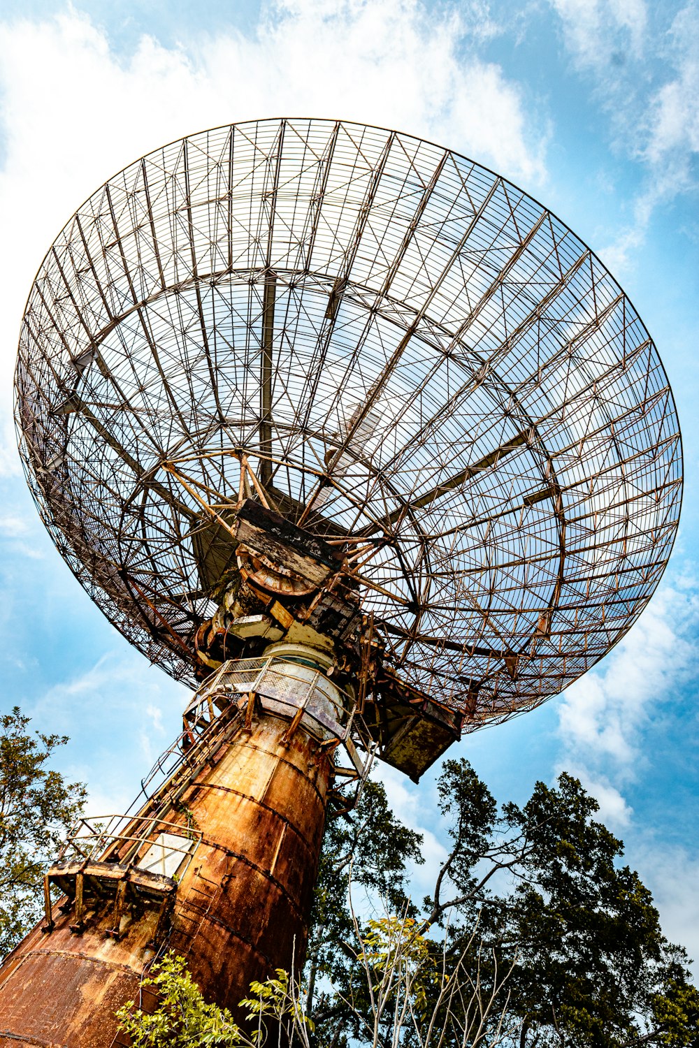 ruota panoramica marrone e bianca sotto il cielo nuvoloso durante il giorno