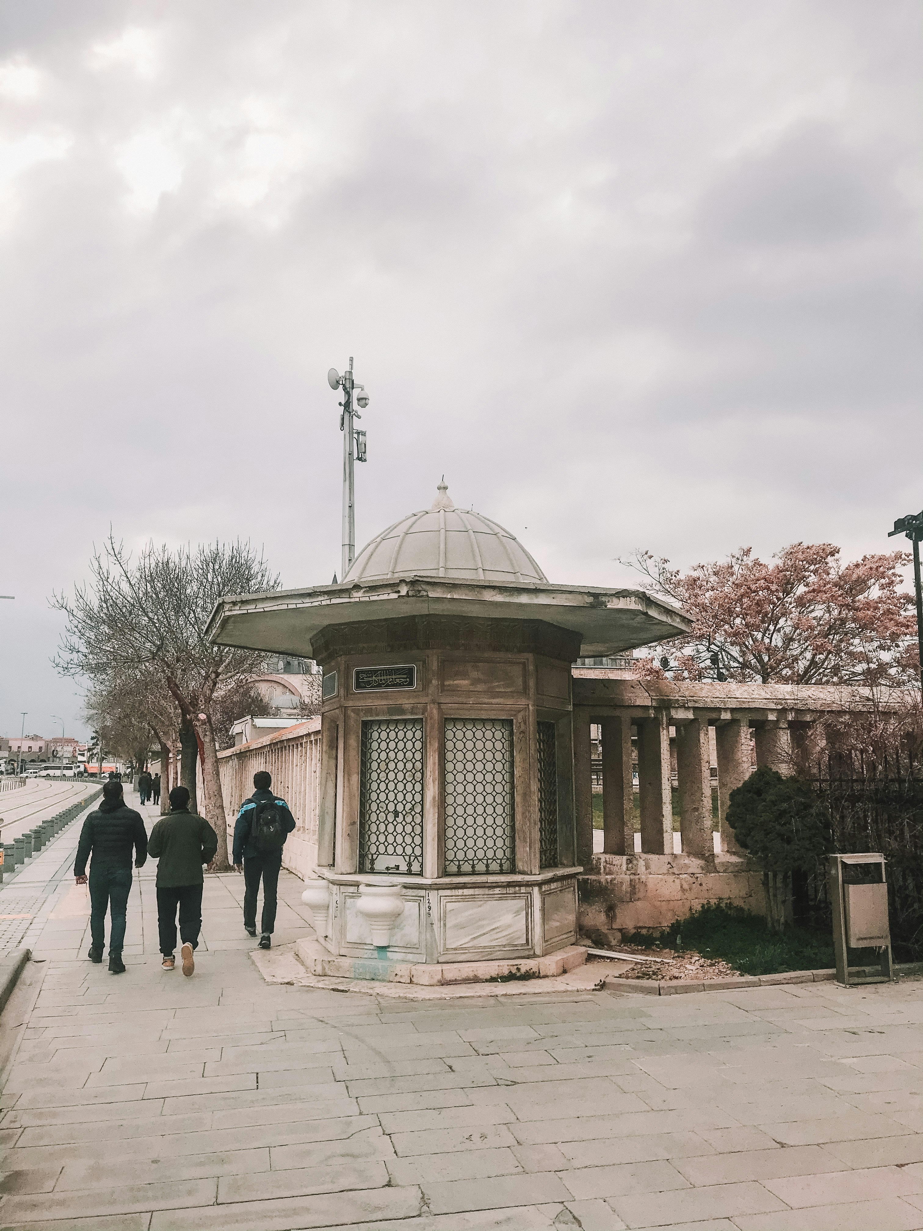 les personnes qui marchent dans la rue près d’un immeuble pendant la journée ;