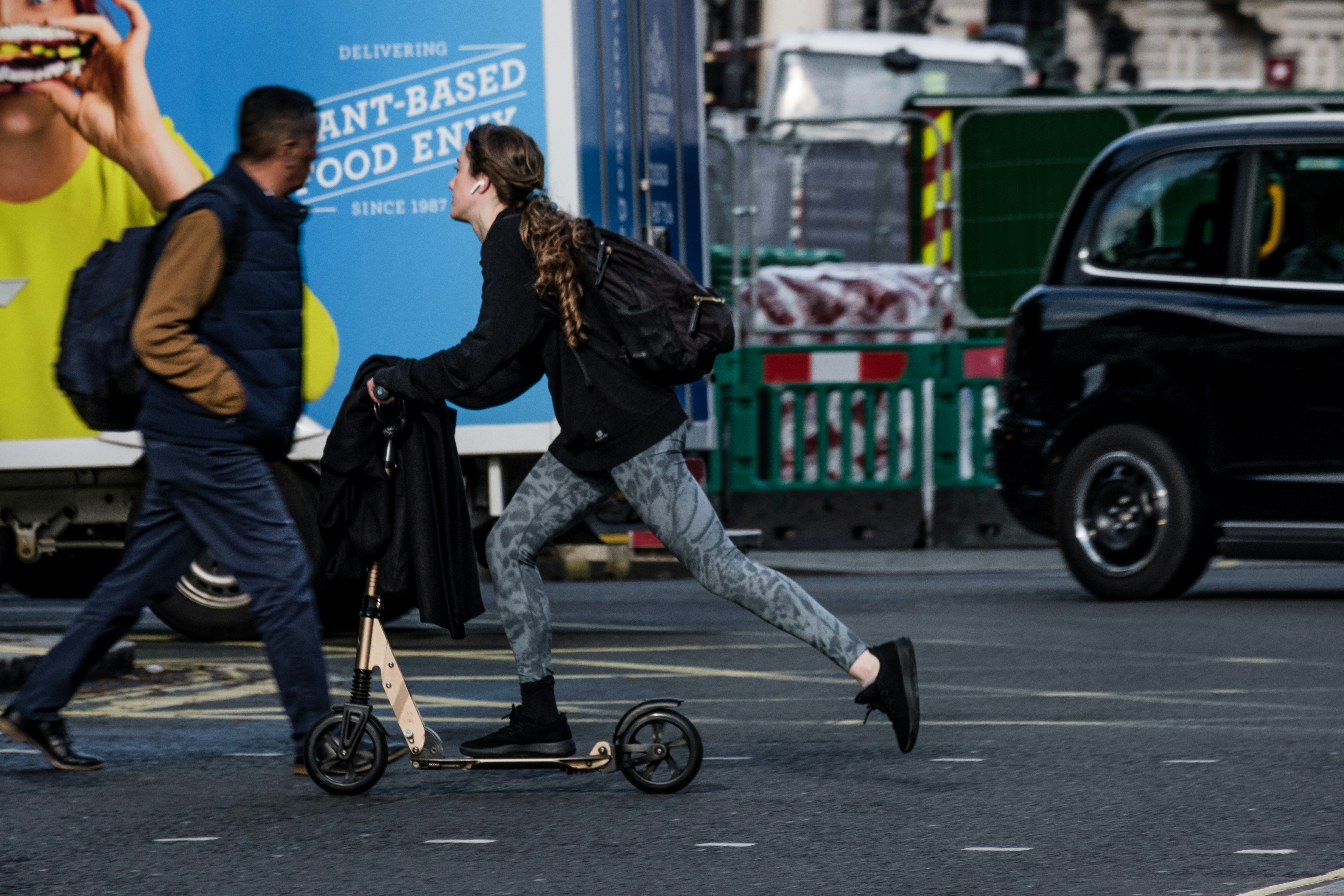 وفاة فتاة عن 14 عامًا بعد اصطدام السكوتر الذي تقوده بشاحنة شرق لندن! 